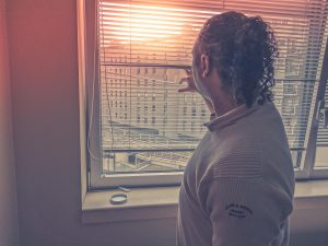 Jonathan HEERAH devant les volets d'une fenètre
