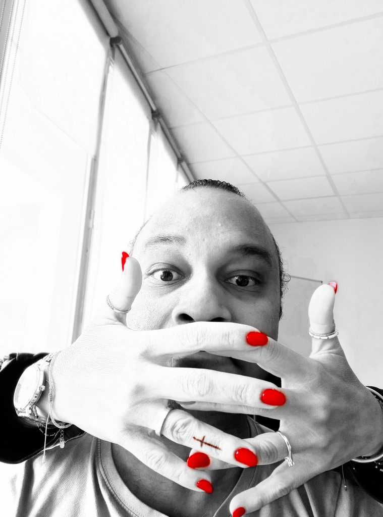 Jonathan HEERAH dans un effet noir et blanc