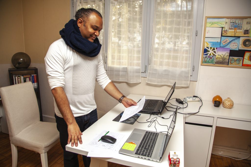 photo de Jonathan HEERAH qui vérifie les tarifs des prestationa